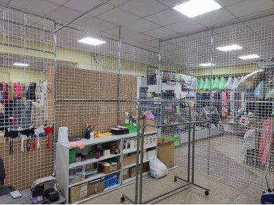 Стойка для одежды и торговые сетки для магазина в Харцызске